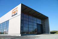 Pfosten-Riegel-Fassade der Werkhalle,